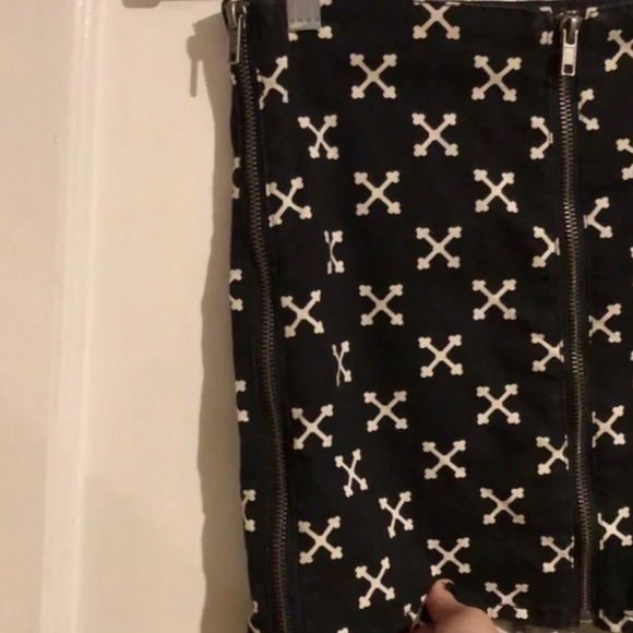H&M Black and white X pattern zip front skirt - Picture 7 of 7